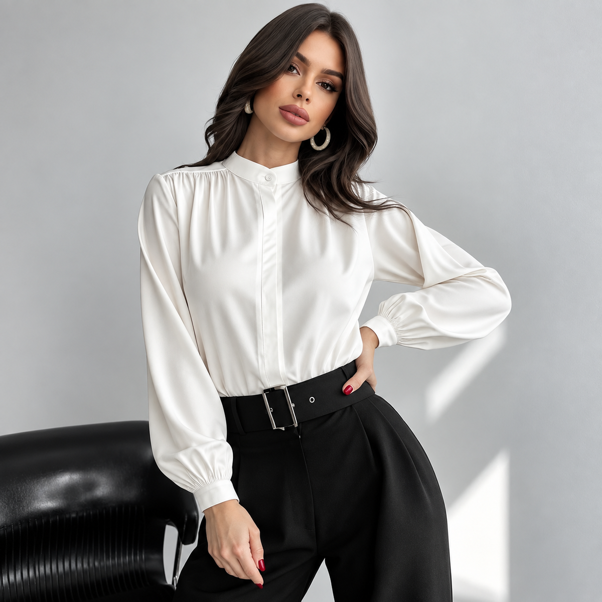 Cristina – Blusa de satén con cuello alto