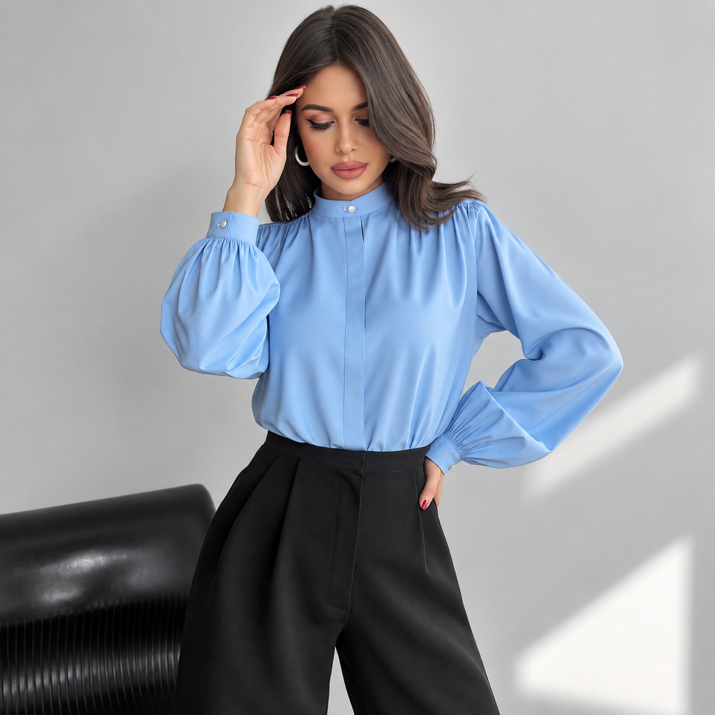 Cristina – Blusa de satén con cuello alto