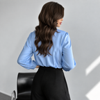 Cristina – Blusa de satén con cuello alto