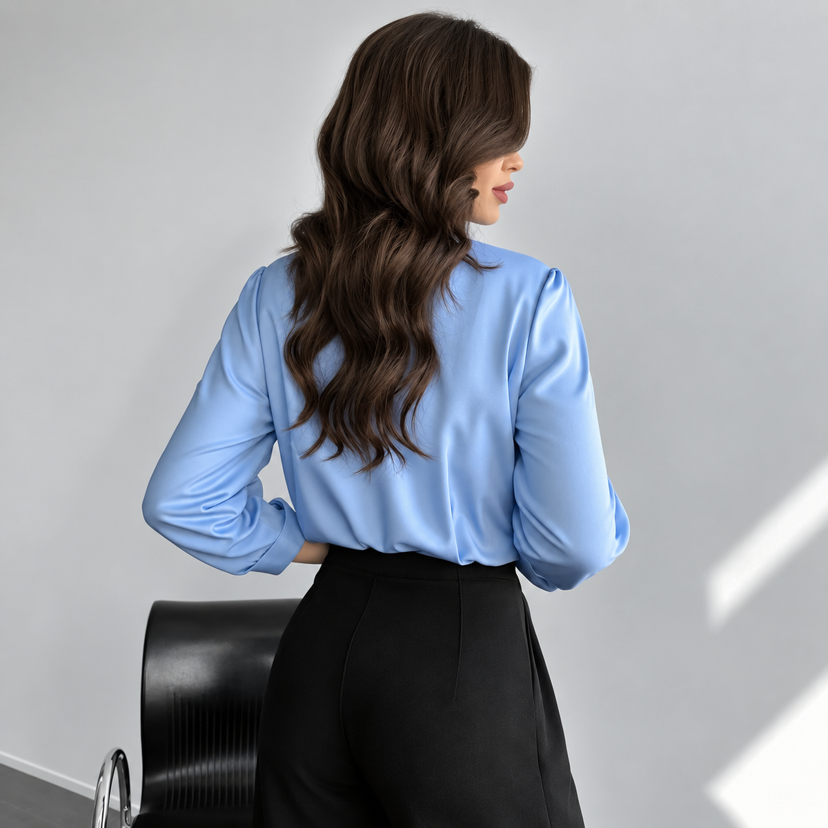 Cristina – Blusa de satén con cuello alto